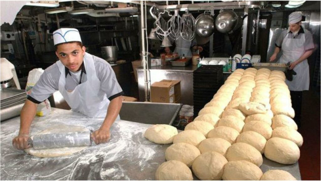 un jeune demandeur d'emploi qui se forme dans une boulangerie