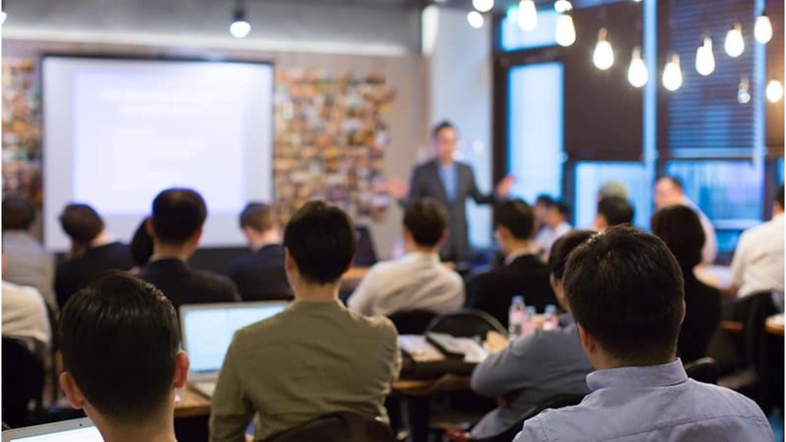 la formation initiale et la formation continue présentent des différences