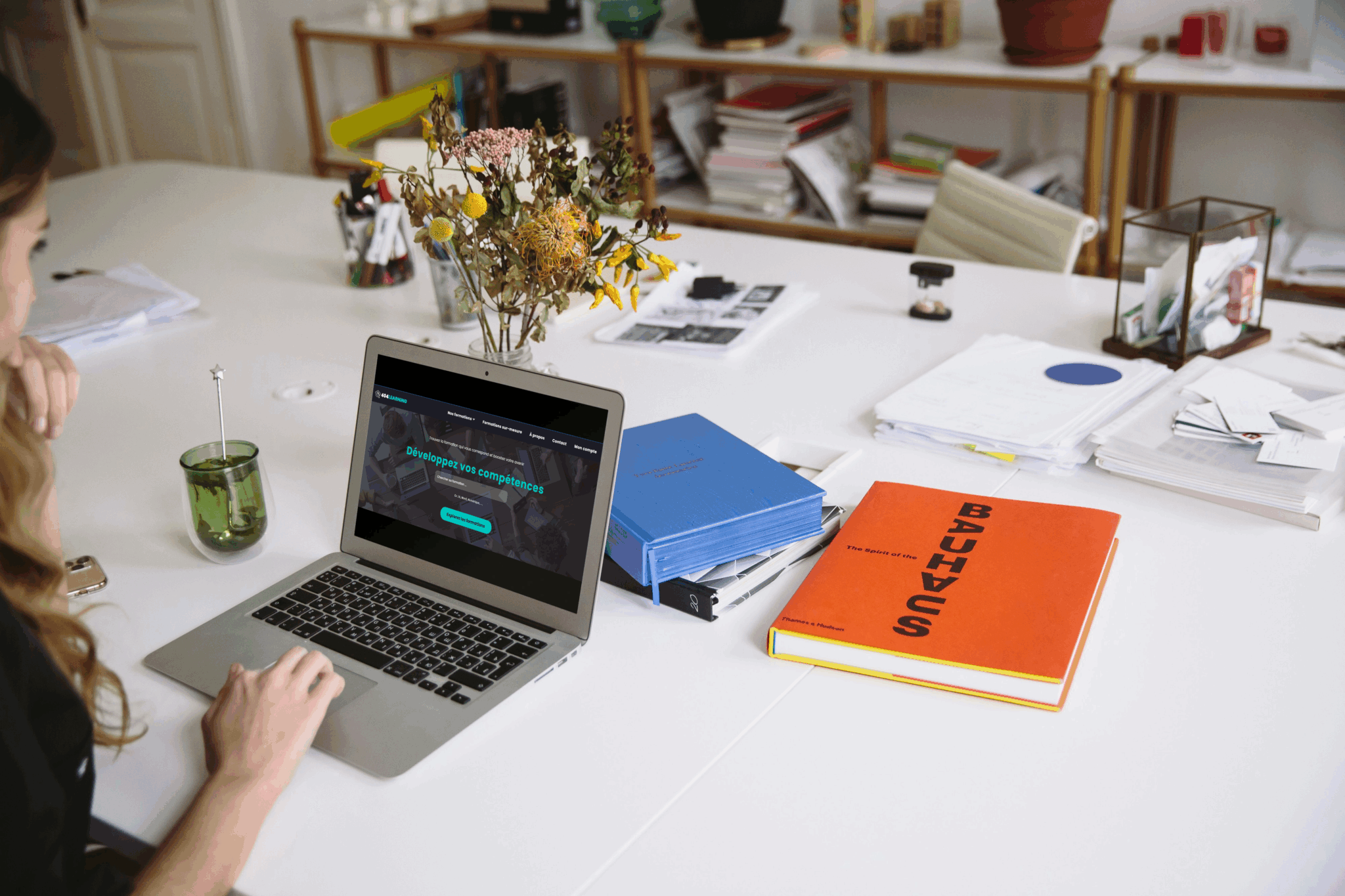 Une femme en train de consulter la page d'accueil de la plateforme 404learning de Garage404