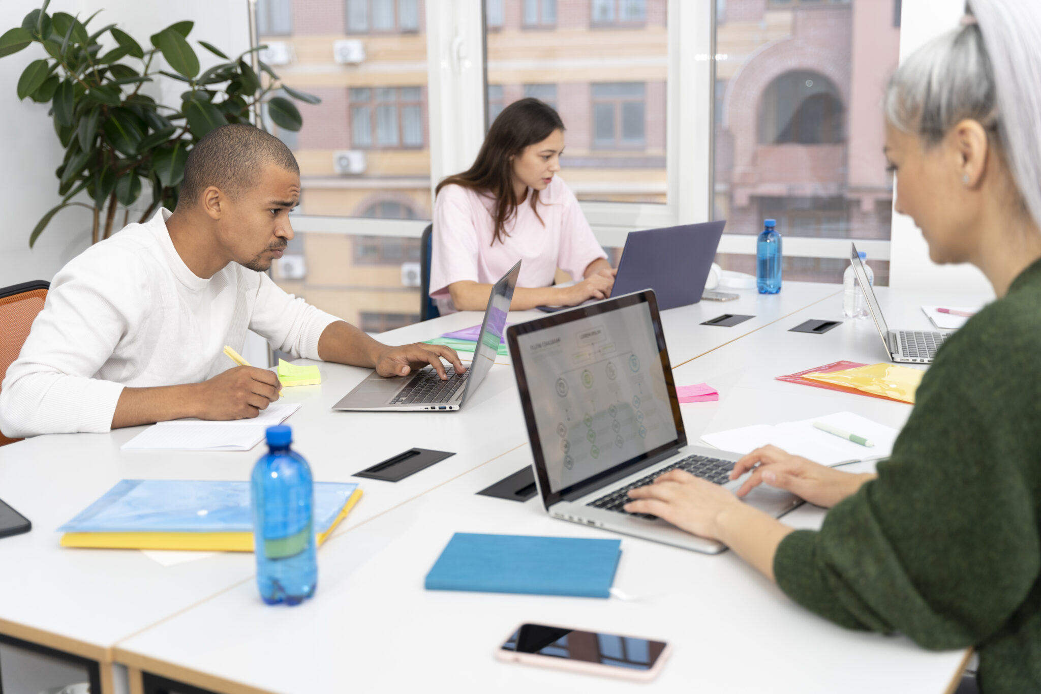 Une équipe travaillant dans un bureau open source