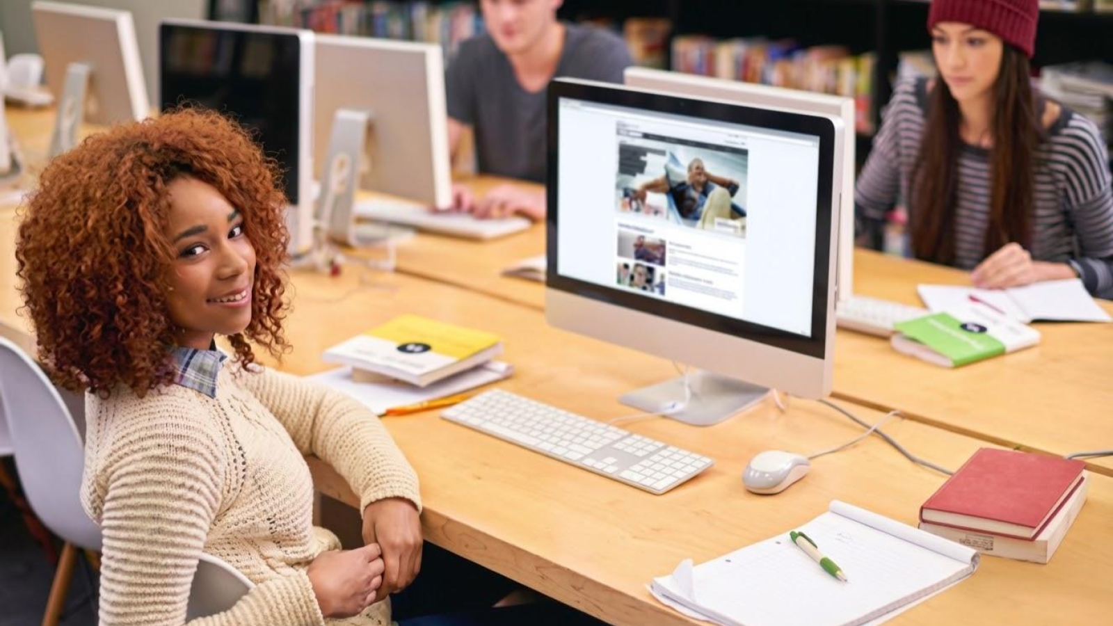 Une jeune femme suivant un cursus en ligne